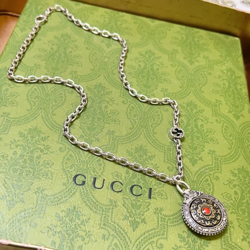 G*u*i necklaces